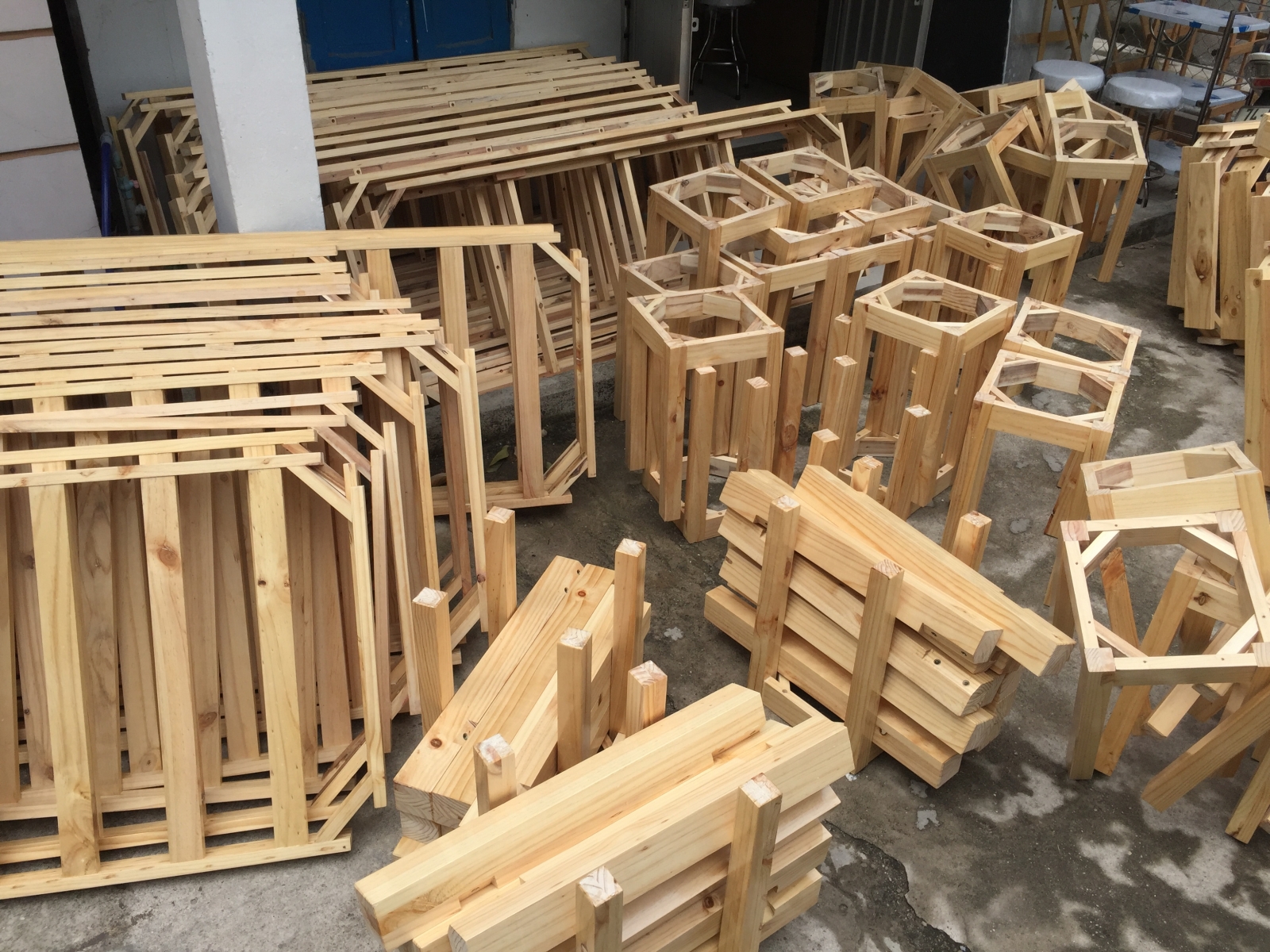 giường spa gỗ thông lắp ráp sơn PU vân tự nhiên bm gt01